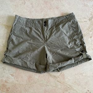 GAP Army Green Khaki Cargo Roll Up Shorts